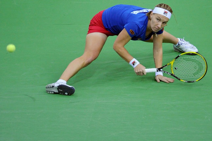 Svetlana Kuznetsova (Nga) nỗ lực cứu bóng trong trận chung kết giải vô địch Liên đoàn Tennis quốc tế trước Petra Kvitova (CH Czech)