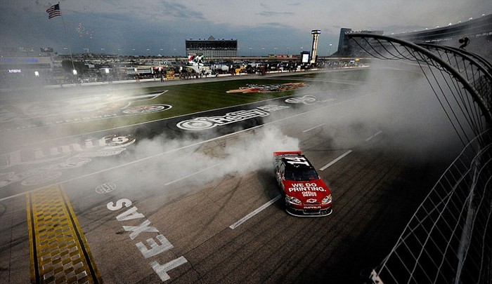 Tay đua Tony Stewart 'đốt lốp' ăn mừng chiến thắng trong cuộc đua NASCAR diễn ra tại Texas