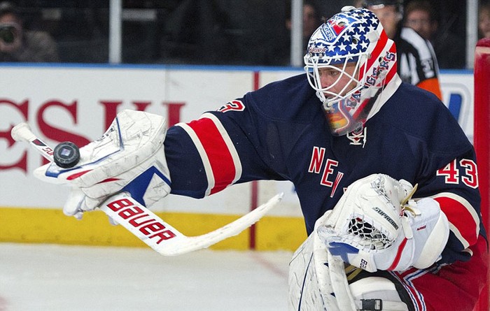 Martin Biron của đội New York's Rangers chặn một cú dứt điểm của đối phương ở giải hockey nhà nghề (NHL)
