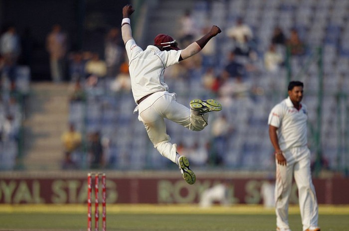 Darren Sammy của đội cricket West Indies ăn mừng sau chiến thắng tại New Delhi, Ấn Độ