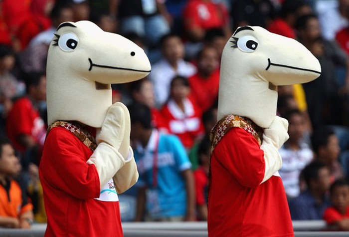 2 linh vật SEA Games cổ vũ cho các cầu thủ chủ nhà Indonesia trong trận đấu với Singapore
