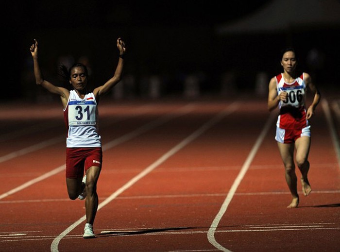 Triyaningsih (trái) của Indonesia về nhất ở nội dung chạy 10,000 m tại Palembang, tỉnh Sumatra. Phạm Thị Hiền (phải) của Việt Nam về thứ hai.