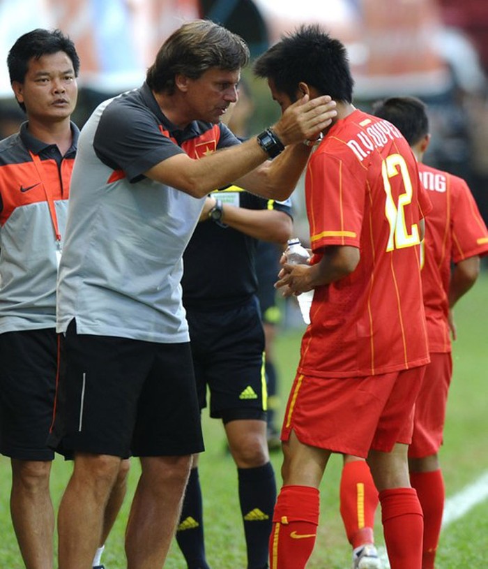HLV trưởng Falko Gotz của ĐT U-23 Việt Nam chúc mừng Nguyễn Văn Quyết (phải) sau cú hat-trick của anh trong trận thắng Brunei 8-0.