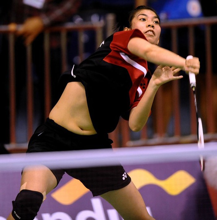 Adrianti Firdasan (Indonesia) đánh bại Lê Thu Huyền 3-0 ở tứ kết nội dung cầu lông nữ.