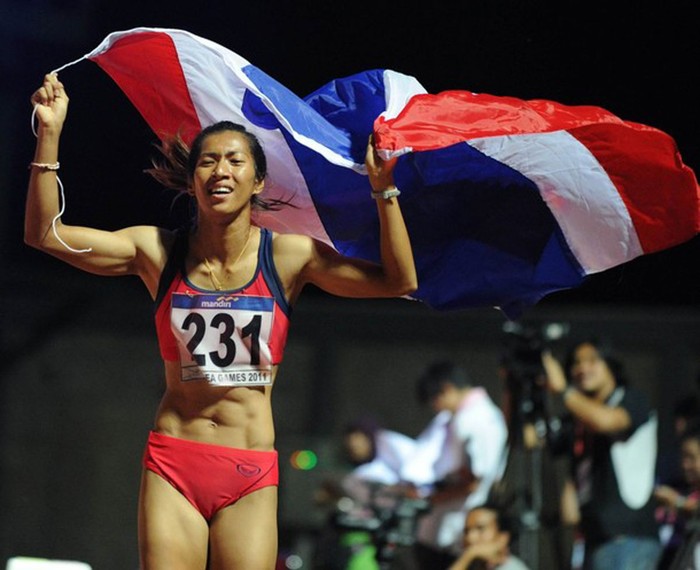 Tawongcharoen ăn mừng sau khi về nhất ở nội dung chạy 200m Nữ, giúp Thái Lan đoạt Huy chương Vàng.