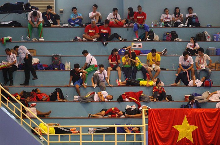 Các VĐV Taekwondo của đoàn Việt Nam nghỉ ngơi trước khi thi đấu ở chung kết các nội dung tại nhà thi đấu Popki Cibubur, Jakarta