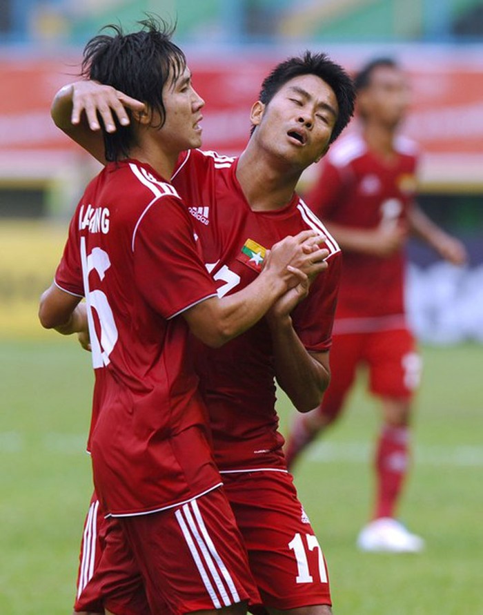 Mai Aih Naing (trái) và đồng đội Min Mintun của Myanmar ăn mừng sau khi ghi bàn duy nhất giành chiến thắng 1-0 trước Đông Timo tại bảng B bộ môn bóng đá Nam.