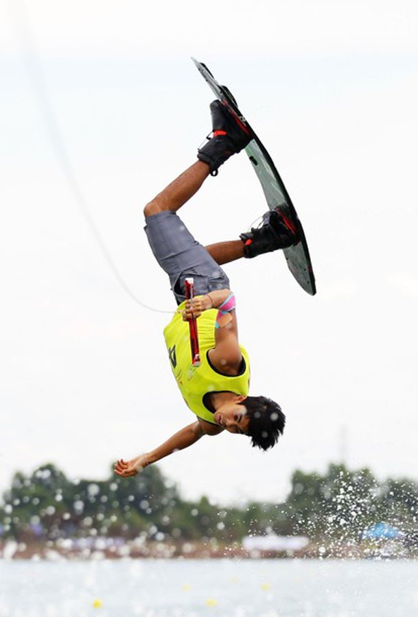 Matthew Christian (Singapore) thi đấu ở môn lướt sóng ca nô tại Palembang, Sumatra.
