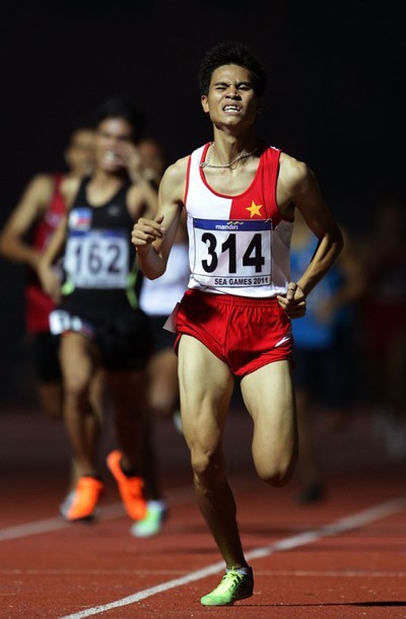 Dương Văn Thái đoạt huy chương Vàng nội dung chạy 800m Nam tại Palembang, Sumatra.