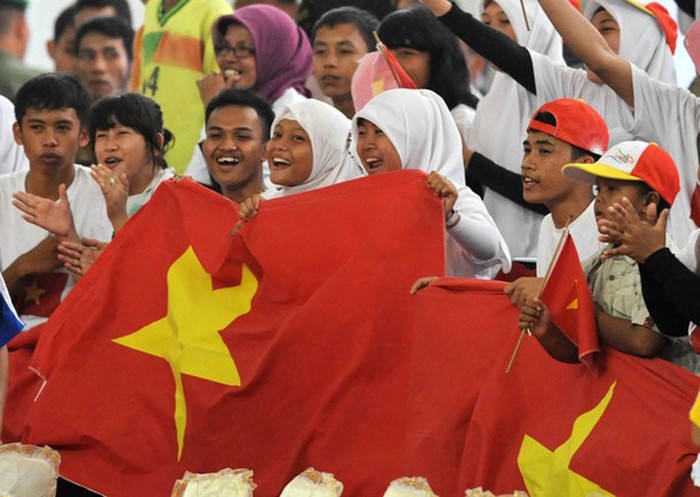 Các sinh viên Indonesia cổ vũ cho các nữ võ sĩ quyền Anh Việt Nam.