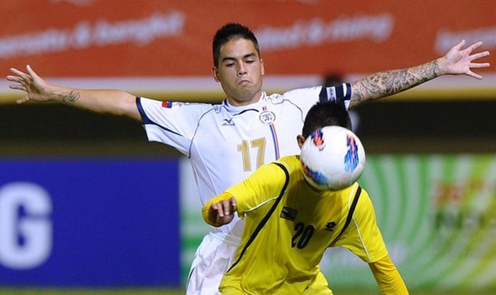 Jason de Jong (sau) của Phillippines tranh bóng với Ak Mohammda Fakharrazi (Brunei) trong trận đấu tại vòng B bộ môn bóng đá Nam. Brunei thắng 2-1