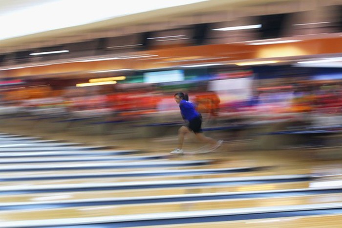 Các nữ VĐV bowling thi đấu ở nội dung bowling đôi