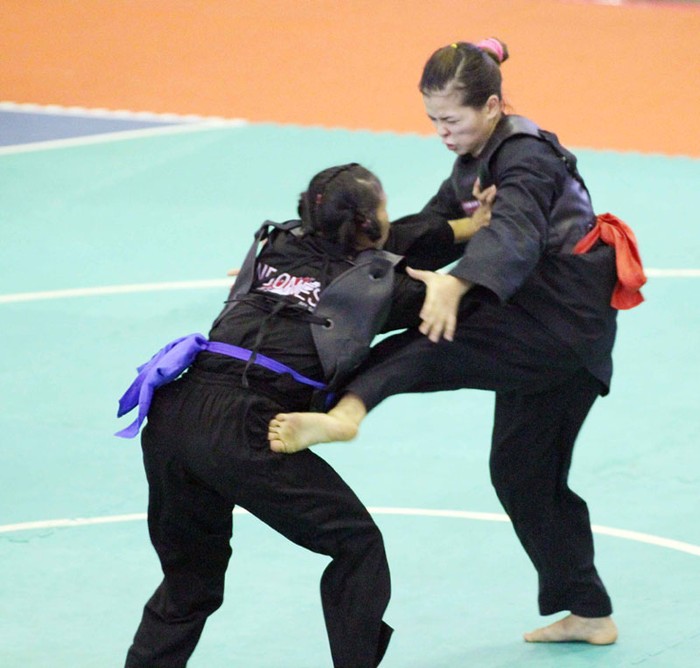 Ở môn pencak silat, Nguyễn Hương Xuân (đai đỏ) đối đầu với VĐV nước chủ nhà trong trận chung kết pencak silat hạng cân 50-55kg