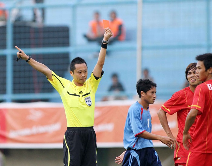 Long Giang gây khó cho U23 Việt Nam với tấm thẻ đỏ ngay hiệp 1 trận gặp U23 Lào.