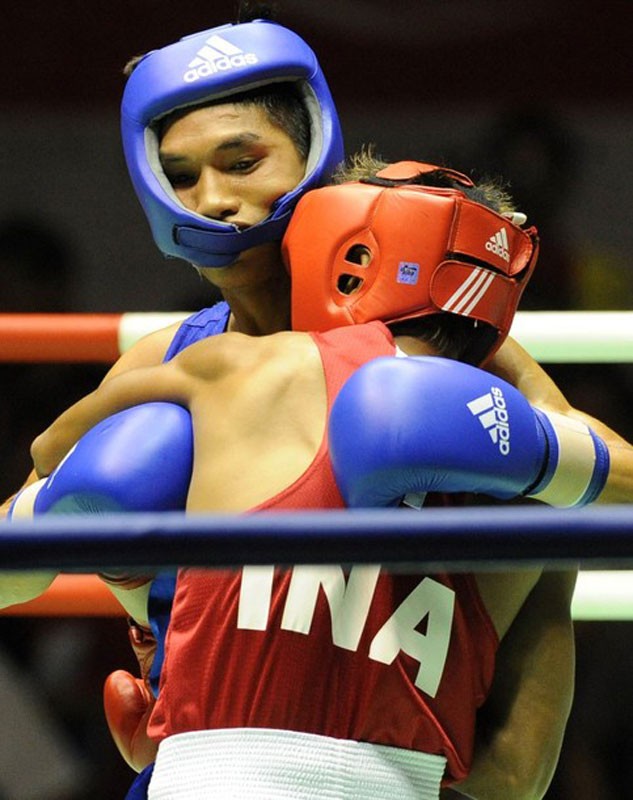 Bria Julio (phải) Indonesia có trận đấu rất gay cấn với Nguyễn Văn Hải (trái) của Việt Nam ở hạng cân 52kg môn Quyền anh.