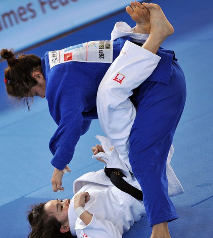 Nancy Quillotes (trên) của Philippines so tài với Đặng Lê Bích Vân ở nội dung dưới 45kg Nữ bộ môn judo.