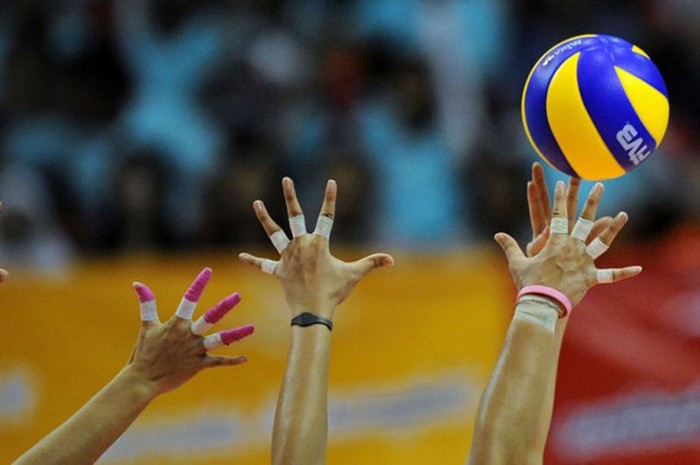 Những bàn tay với lên tranh bóng trong trận bán kết bóng chuyền nữ giữa Việt Nam và đội chủ nhà Indonesia.