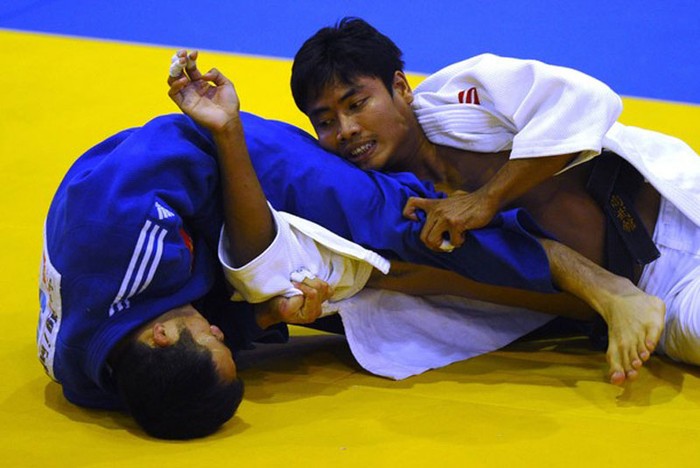 Hồ Ngân Giang (trái) đánh bại Zaw Hein Latt của Myanmar ở hạng cân dưới 60kg môn Judo.