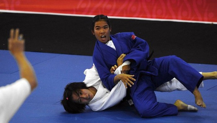 Muenjit Wanwisa (trên) vượt qua Văn Ngọc Tú trong trận chung kết Judo nữ hạng cân dưới 48kg.