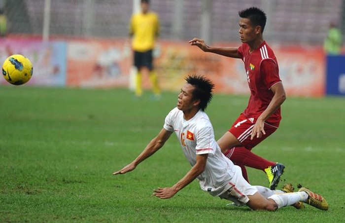 Zaw Min Tun (phải) của Myanmar giành bóng với Nguyễn Văn Quyết trong trận tranh huy chương Đồng.