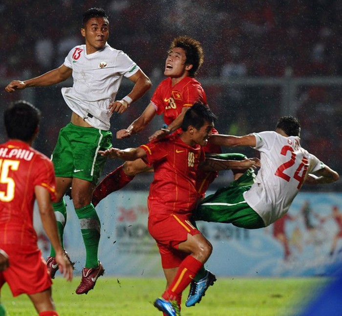 Gunawan Dwi Cahyo (trái) và Diego Michiels (phải) của U23 Indonesia giao tranh với Lê Văn Thắng (phải) và Chu Ngọc Anh (giữa) ở trận bán kết.