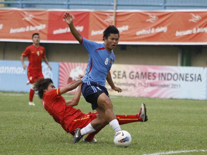 Pha chuồi bóng dẫn đến tấm thẻ đỏ của Long Giang trong trận gặp U23 Lào