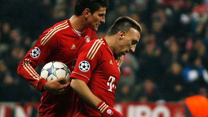 Mario Gomez ăn mừng cùng Ribery sau trận thắng 3-1 tại Allianz Arena