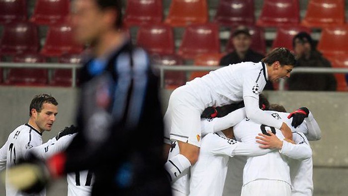 Basel (áo trắng) đánh bại Otelul Galati để cứu vãn hy vọng ở Champions League