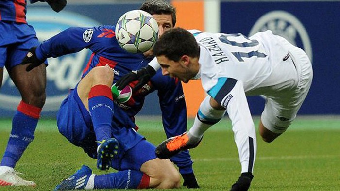 Eden Hazard (áo trắng) của Lille không thể ghi bàn nhưng vẫn giúp đội nhà vượt qua CSKA Moscow 2-0