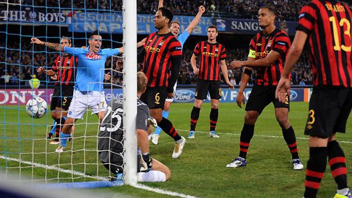 Cavani một lần nữa lập công giúp Napoli thắng 2-1 tại sân nhà San Paolo