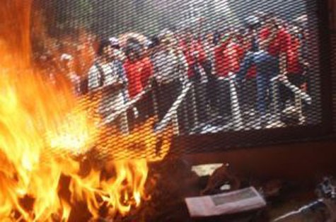 CĐV Indonesia đốt phá một quầy bán vé vì không mua được vé xem trận chung kết