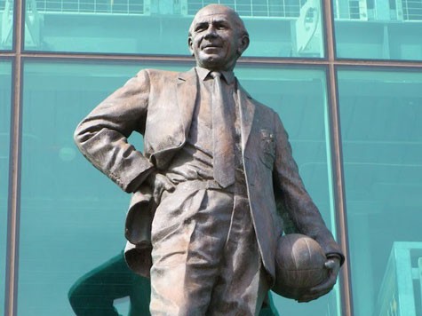 Bức tượng Sir Matt Busby bên ngoài sân Old Trafford