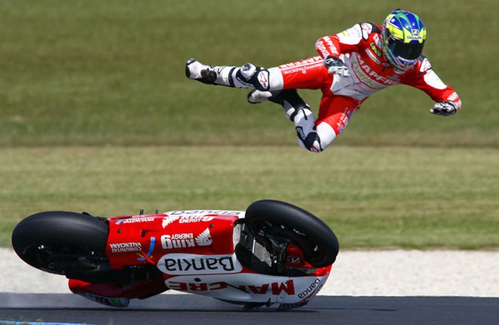Damien Cudlin (Australia) của đội đua Ducati ngã xe trong lúc tập luyện ở giải Australia Grand Prix