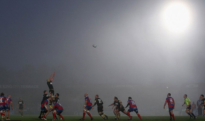 Sương mù phủ lên sân Adams Park trong trận đấu bóng bầu dục giữa Wasps và Rovigo ở xứ Wales.