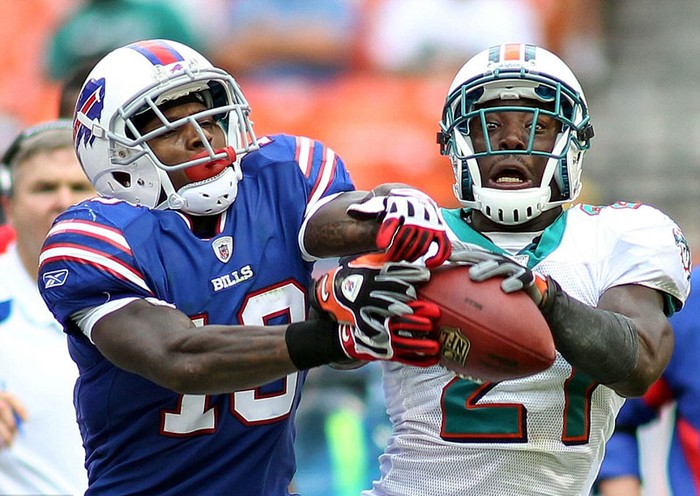 Vontae Davis (phải) của đội Miami Dolphins với vẻ mặt hớt hải trong lúc tranh bóng với Stevie Johnson (Buffalo Bills)