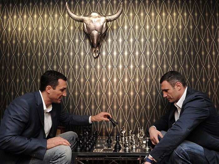 Cặp anh em vô địch quyền anh nhà Klitschko thảnh thơi chơi cờ vua bên trong căn biệt thự lộng lẫy ở London, Anh