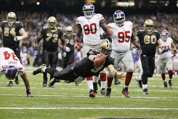Tiền vệ Drew Brees của New Orleans Saints bay người qua vạch đích để ghi bàn thắng trong trận thắng 49-24 trước New York Giants tại giải bóng bầu dục nhà nghề Mỹ (NFL)