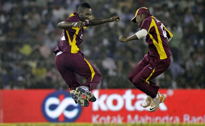 Andre Russell (trái) và Darren Bravo của đội West Indies ăn mừng chiến thắng trong một trận đấu cricket quốc tế tại Cuttack, Ấn Độ