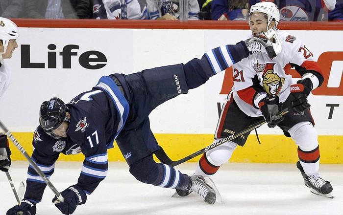 Nikita Filatov (số 21) của đội Ottawa Senators “ăn” chiếc giày trượt của Eric Fehr (17) đội Winnipeg Jet’s trong trận đấu tại giải hockey nhà nghề Mỹ.