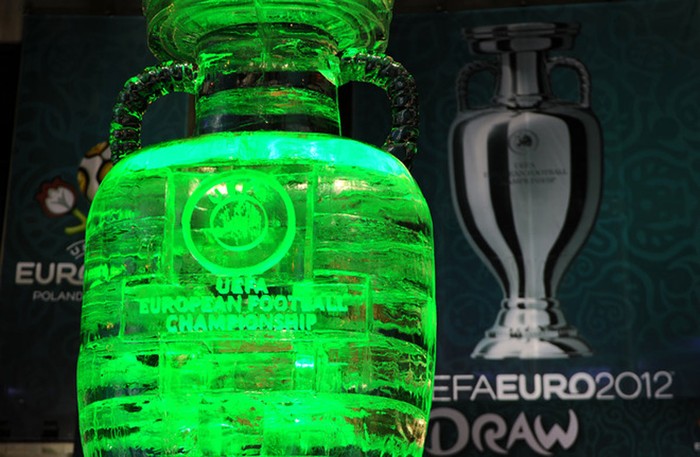 Chiếc cúp được chạm trổ bằng băng của EURO 2012 trước cửa bảo tàng nghệ thuật quốc gia Kiev