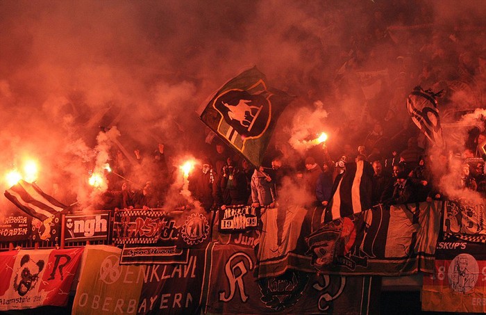 CĐV của Hannover 96 vẫy cờ và đốt pháo trong trận gặp Standard Liege ở Europa League