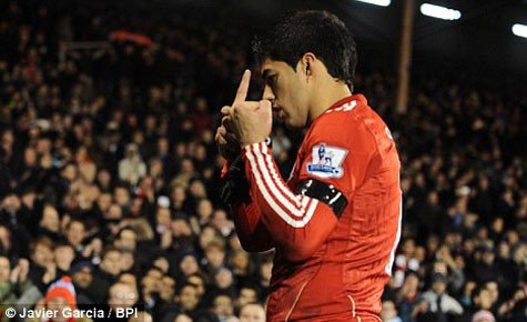 Suarez giơ ngón tay thối trước fan Fulham sau khi trận đấu kết thúc