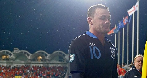 Được giảm án xuống còn 2 trận nhưng Rooney vẫn phải cẩn thận với mỗi tấm thẻ vàng anh nhận phải