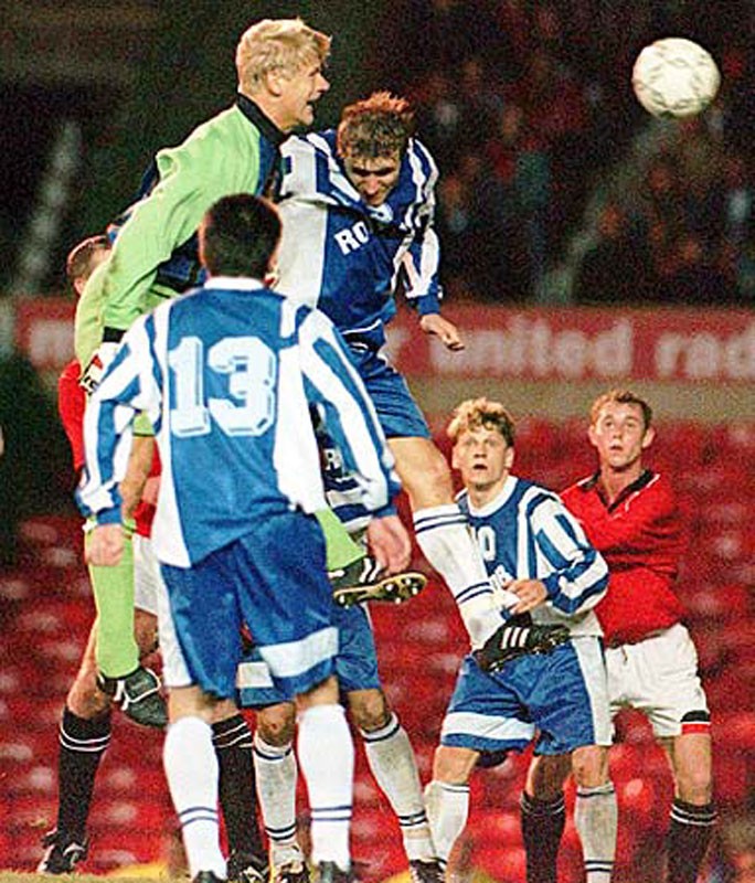 MU 2-2 Rotor Volgorad (1995): Tại UEFA Cup, MU phải thi đấu ngay ở vòng một trước Rotor Volgorad đến từ Nga. Bị cầm hòa ở Volgograd lạnh giá, MU bị dẫn trước 0-2 ngay trong hiệp 1 ở tổ ấm Old Trafford. 2 bàn thắng của Paul Scholes và Peter Schmeichel là quá muộn, Quỷ Đỏ bị loại bởi luật bàn thắng sân khách.