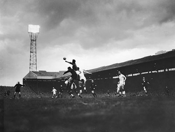 Milan 4-0 MU (1957-1958): MU đánh bại Milan 2-1 ở Old Trafford để tạo lợi thế cho trận lượt về, nhưng thay vào đó họ lại bị dẫm nát với 4 bàn trắng, dừng bước ở cúp châu Âu khi vào tới bán kết.