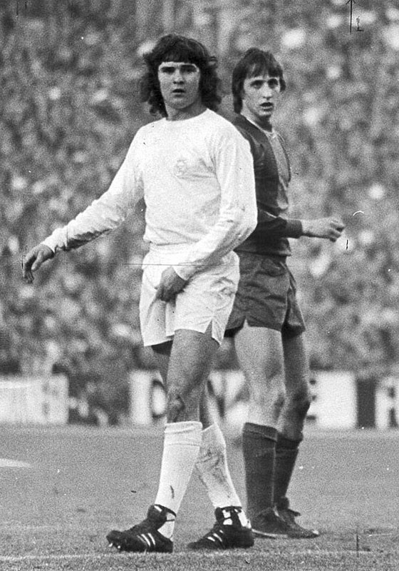 Một Jose Antonio Camacho trẻ tuổi được giao nhiệm vụ kèm chặt Johan Cruyff trong trận đấu mùa 1974-75. Real thắng 1-0.