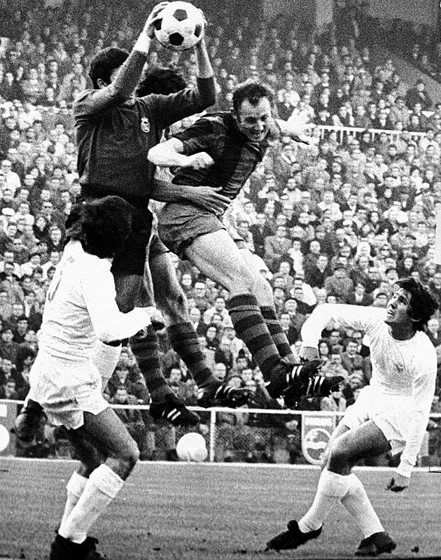 Bóng đá hay Rugby? Garcia Remon nhảy lên bắt bóng trước pha nhảy lên đánh đầu của Gallego bên phía Barca. Remon sau đó nhanh chóng đập bóng thẳng vào đầu Gallego.