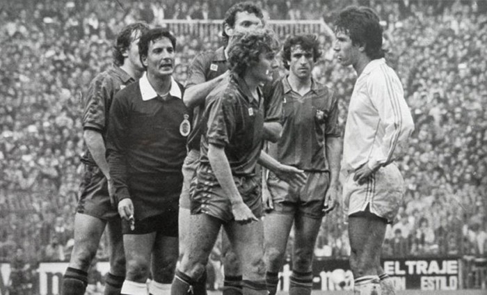 Juanito (áo trắng) một mình khinh thị cả đội Barca trong trận đấu năm 1982. Real thắng 3-1.