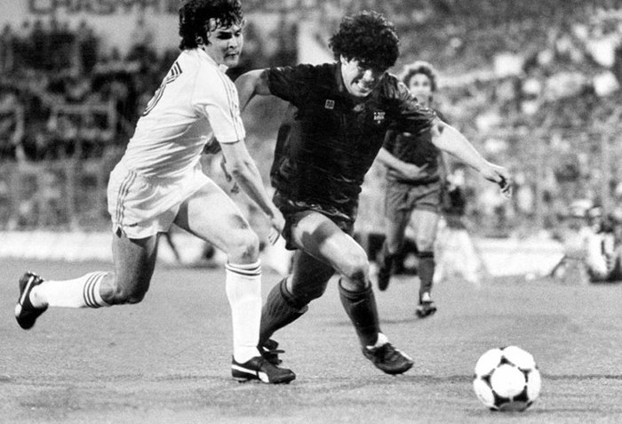 Một Jose Antonio Camacho đã trưởng thành vẫn tiếp tục là đối thủ đáng gờm của bất kỳ tiền đạo nào. Và ngay cả Diego Maradona cũng không thoát khỏi sự kềm tỏa.