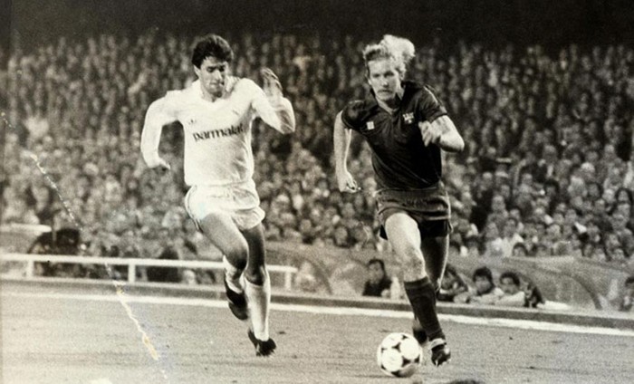 Bernd Schuster (phải) đưa Barcelona tới chiến thắng trước Real vào năm 1988. Cũng trong năm đó, Schuster đã phản Barca và chuyển tới Bernabeu.